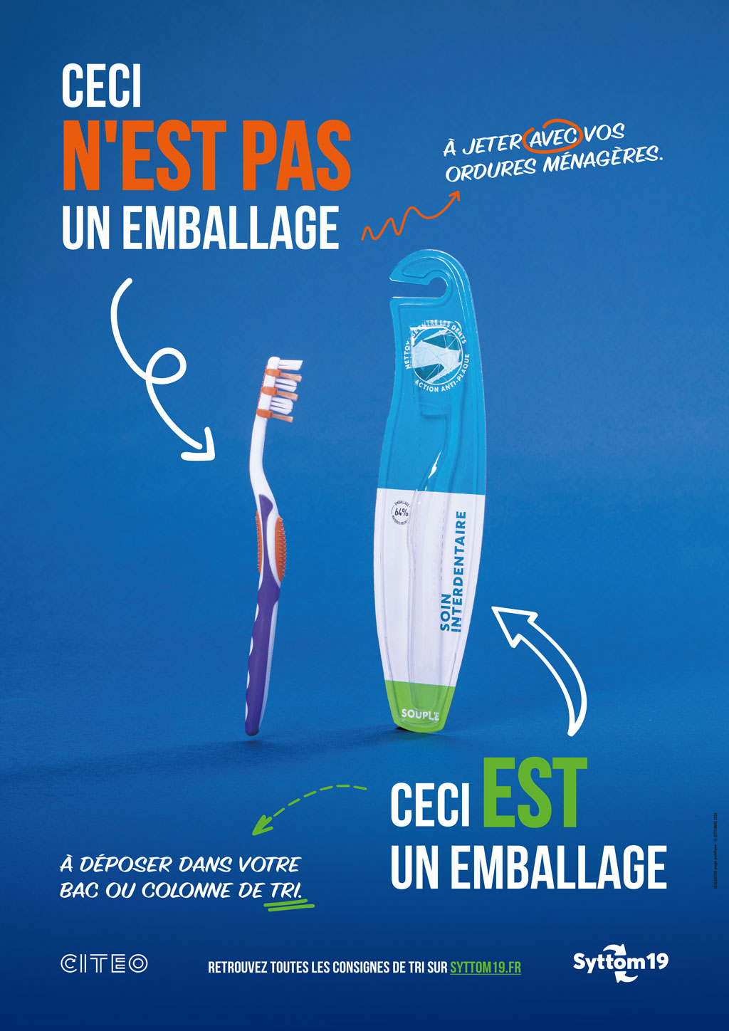 Affiche sur fond bleu présentant une brosse à dents à côté de son étui en plastique. Le texte explique : « Ceci n'est pas un emballage » en désignant la brosse à dents, « À jeter avec vos ordures ménagères », puis « Ceci est un emballage » en désignant l'étui, « À déposer dans votre bac ou colonne de tri ». Campagne de sensibilisation au tri des déchets du SYTTOM19 et de Citeo.